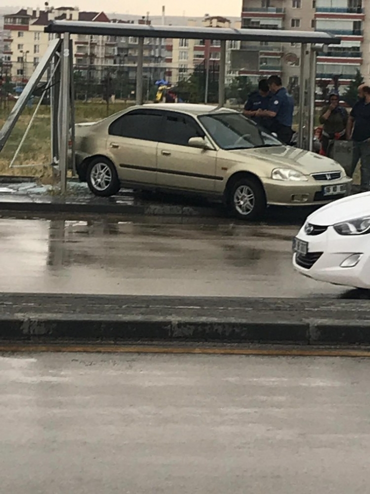 Ankara’da Otomobil Durağa Daldı: 3 Yaralı
