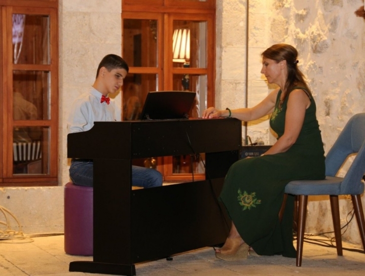 10 Yaşındaki Görme Engelli Deniz’den Piyano Resitali