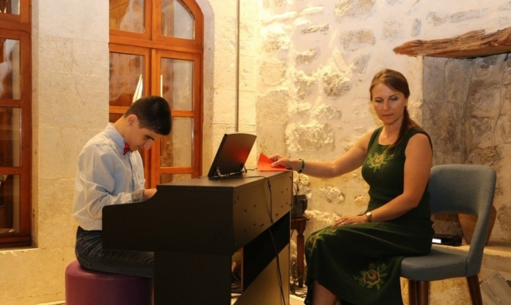 10 Yaşındaki Görme Engelli Deniz’den Piyano Resitali