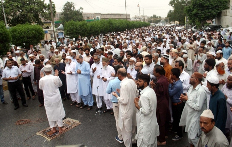 Pakistan’da Mursi İçin Gıyabi Cenaze Namazı Kılındı