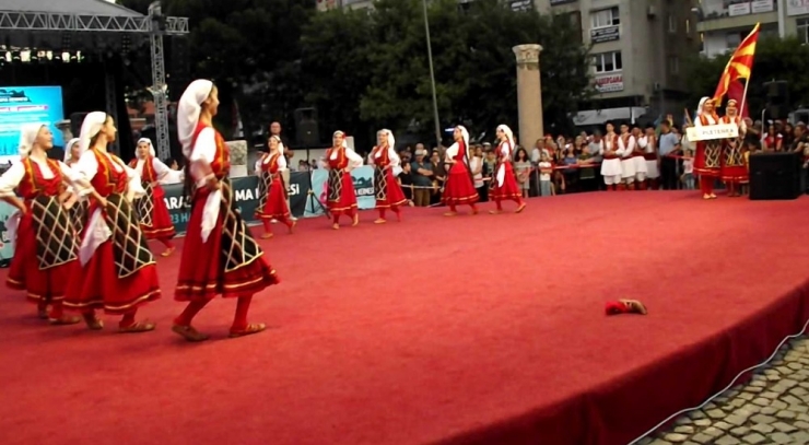 Ayakkabısı Çıkan Makedon Folklorcu Oyunu Bırakmadı