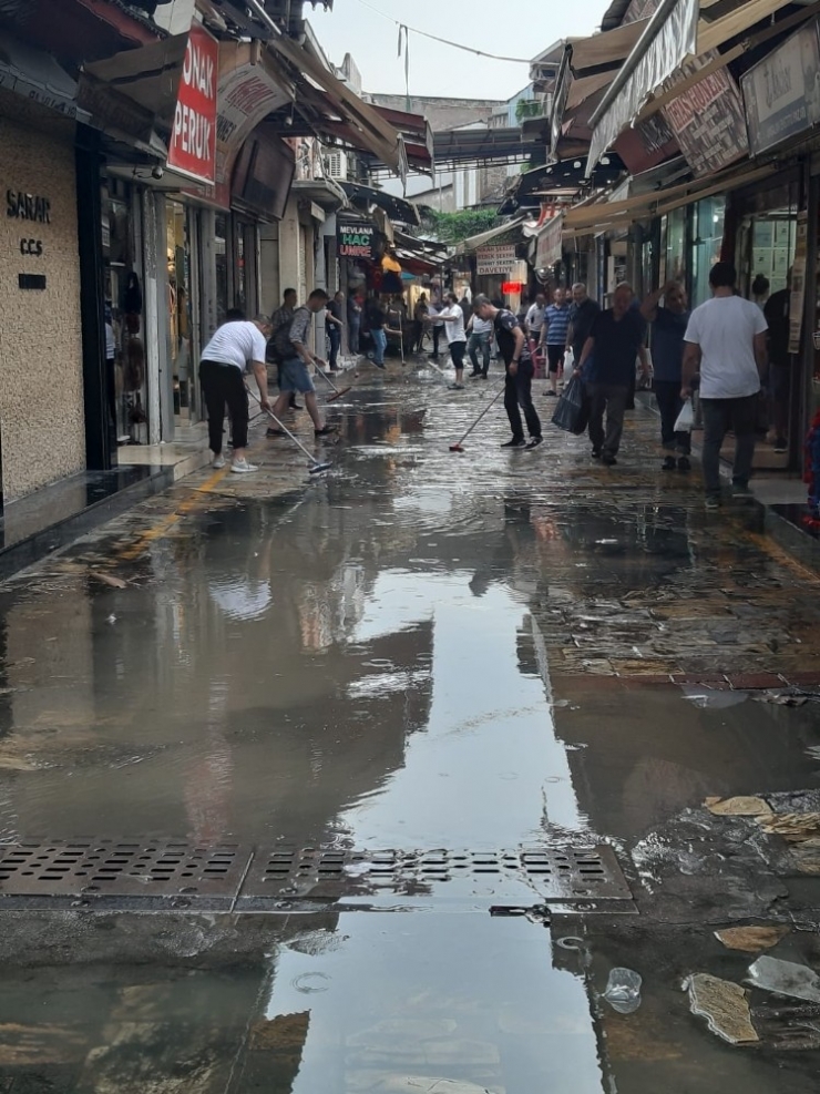 İzmir’de Yağmur Dakikalar İçerisinde Caddeleri Göle Çevirdi