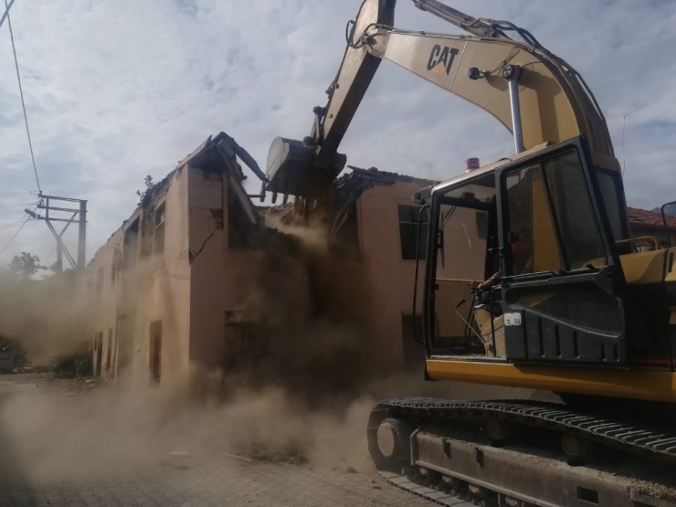 Seydişehir’de Metruk Binalar Yıkılıyor
