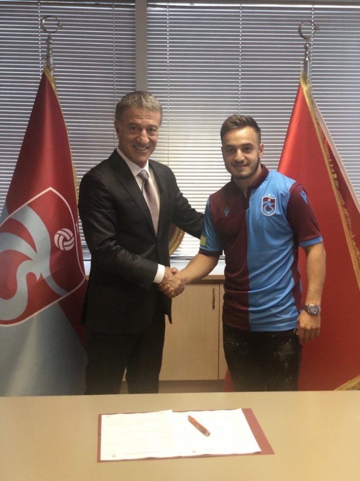 Trabzonspor, Yusuf Sarı İle 3 Yıllık Sözleşme İmzaladı