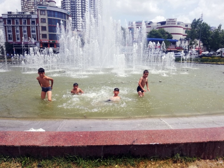Çocukların Süs Havuzunda Tehlikeli Oyunu
