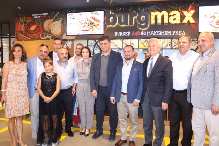 İzmir’in Burger Markası Burgmax Karşıyaka’da Açıldı