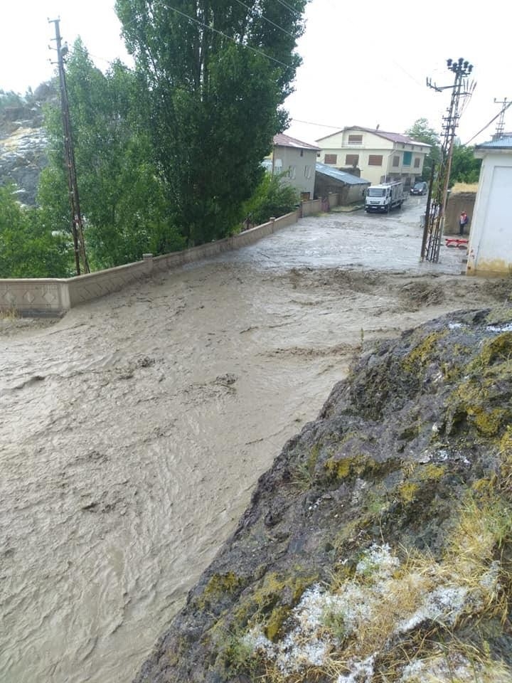 Sivas’ta Şiddetli Sağanak Yağış Hasara Yol Açtı