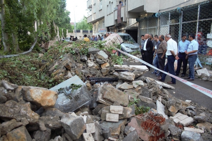 Kuvvetli Yağış İstinat Duvarını Yıktı, 7 Araç Zarar Gördü