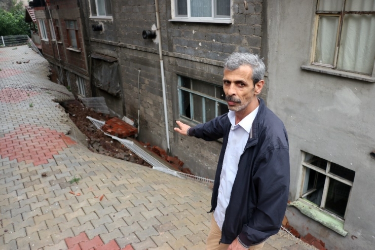 Aşırı Yağmur Sonucu Binanın İstinat Duvarı Çöktü, 23 Hane Boşaltıldı