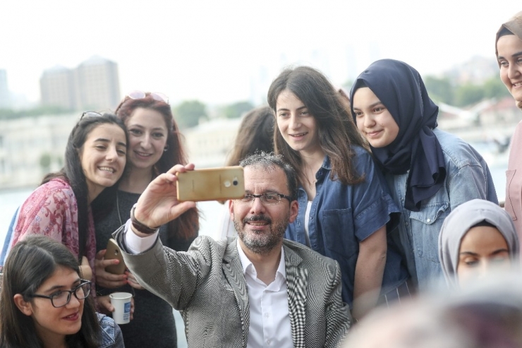 Bakan Kasapoğlu, Üniversite Öğrencileriyle Boğaz Turu Yaptı
