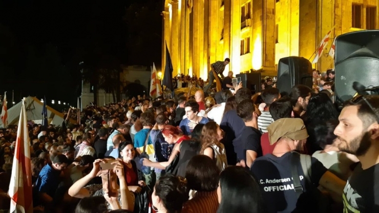 Gürcistan’da Parlamento Binası Önünde Büyük Protesto