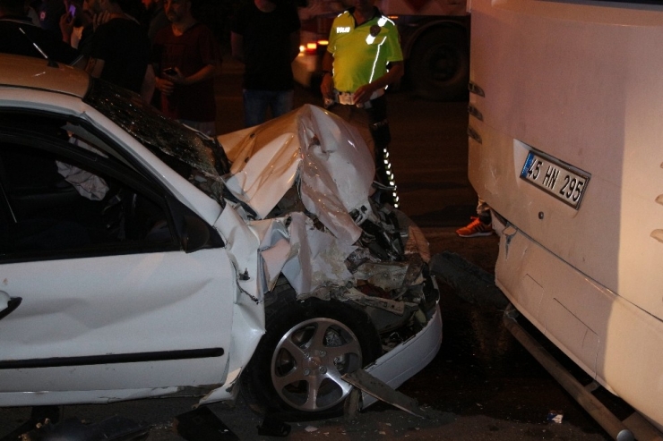 İzmir’de Kontrolden Çıkan Otomobil Otobüse Çarptı: 4 Yaralı