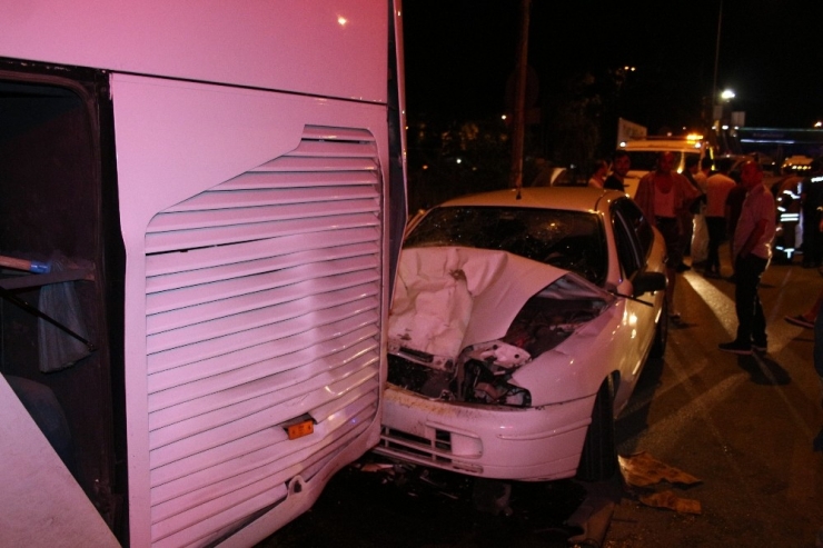 İzmir’de Kontrolden Çıkan Otomobil Otobüse Çarptı: 4 Yaralı