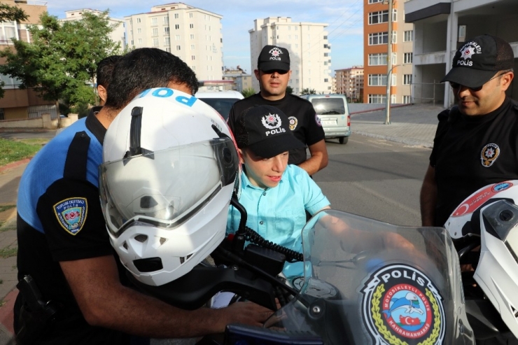 Polislerden Engelli Gence Doğum Günü Sürprizi