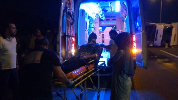 Tem Otoyolu’nda Kamyon İle Minibüs Çarpıştı: 2’si Çocuk 10 Yaralı