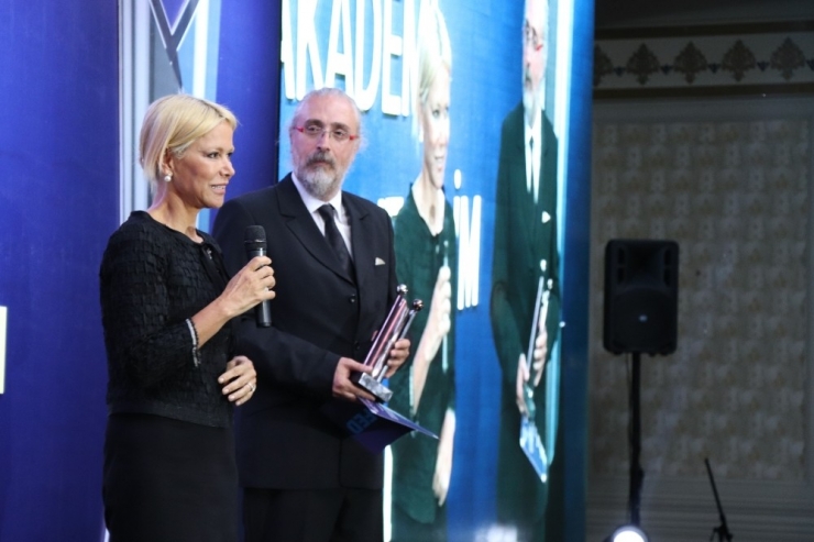 Prof. Dr. Zehra Neşe Kavak’a, Tümbifed Jüri Özel Ödülü