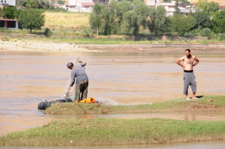 Serinlemek İçin Dicle Nehri’ne Giren 20 Yaşındaki Genç Suda Kayboldu