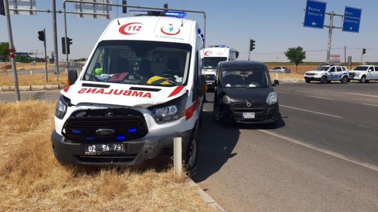 Ambulans İle Hafif Ticari Araç Çarpıştı: 2 Yaralı