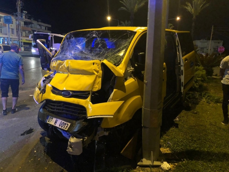 Antalya’da Turistlerin Trafik Kazası: 1 Turist Öldü, 5’i Turist 7 Yaralı