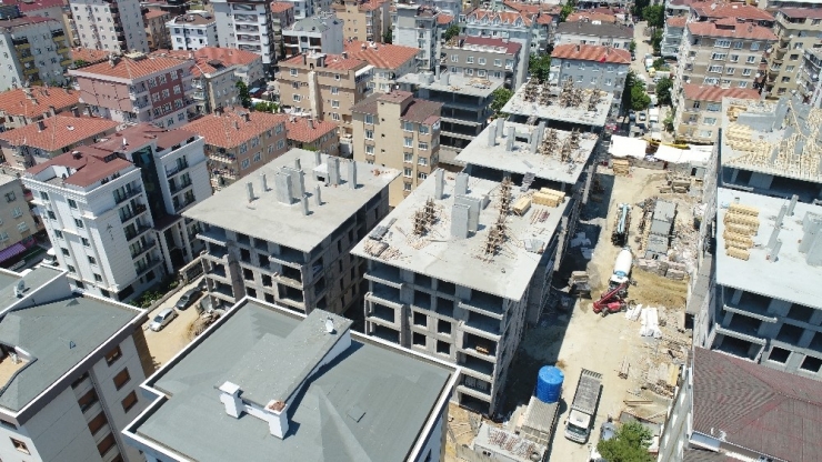 Kartal’da Yıkılan Binaların Yerine Yeni Yapılan Binaların Çatıları Yapılmaya Başlandı