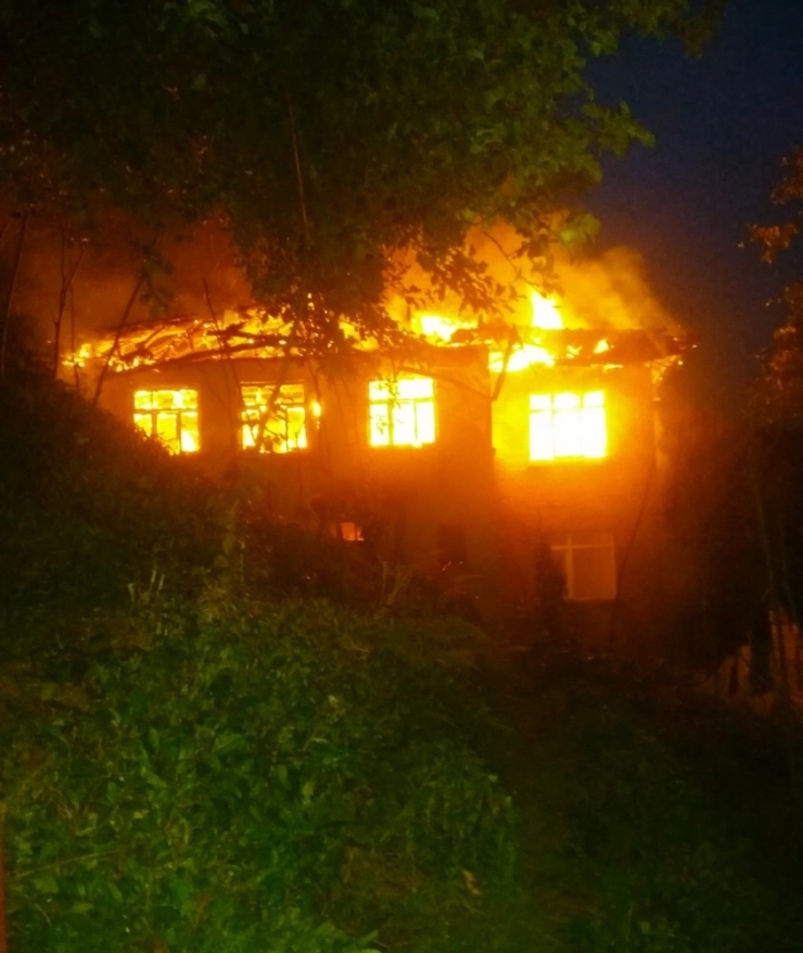 Çatı Yangını Evi Kül Etti