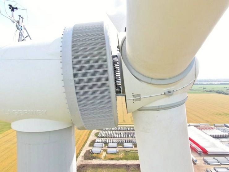 Adygea Rüzgar Enerjisi Santrali’nin İlk Rüzgar Türbininin Montajı Tamamlandı