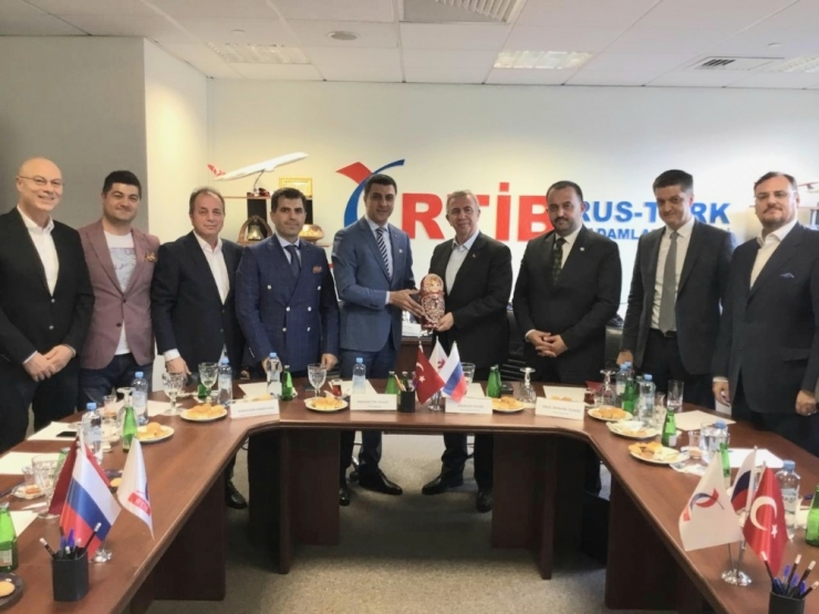 Ankara Büyükşehir Belediye Başkanı Yavaş, Moskova’da Türk İş Adamlarıyla Bir Araya Geldi