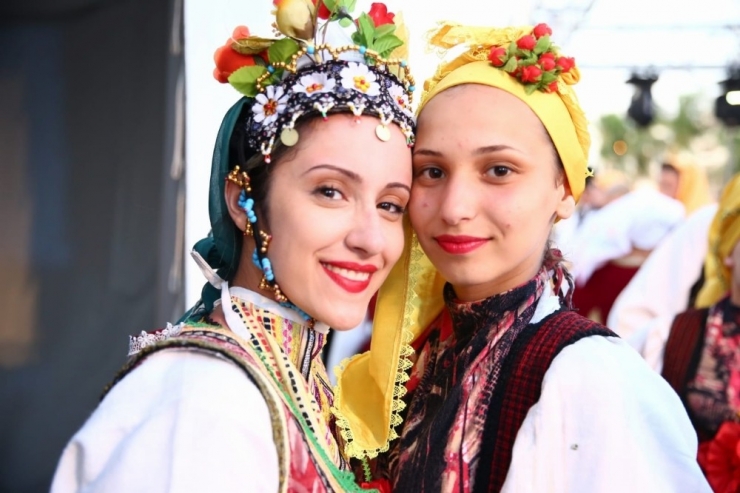 Kuşadası’nda Makedonya Ve Rumeli Göçmenleri Folklor Festivali Coşkusu