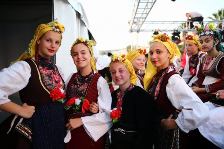 Kuşadası’nda Makedonya Ve Rumeli Göçmenleri Folklor Festivali Coşkusu