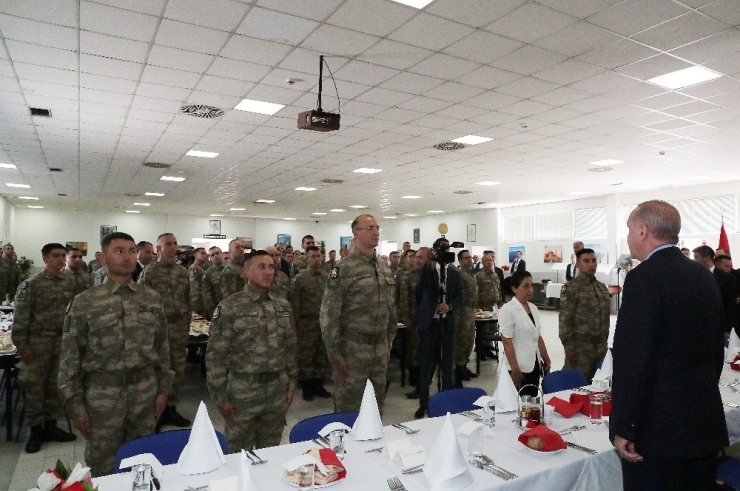 Cumhurbaşkanı Erdoğan Bosna’da Barış Gücü’nde Görevli Türk Askerlerini Ziyaret Etti