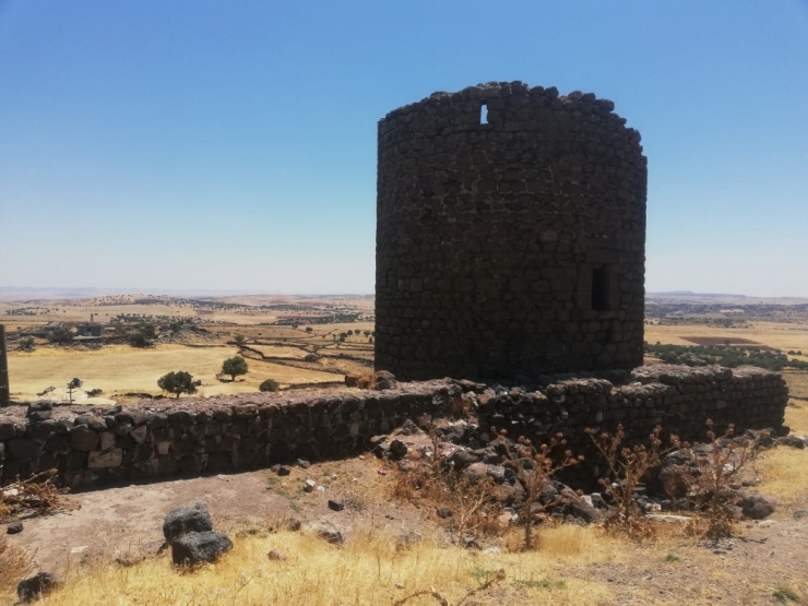 Bizans Döneminden Kalma Kale Ahır Olarak Kullanılıyor