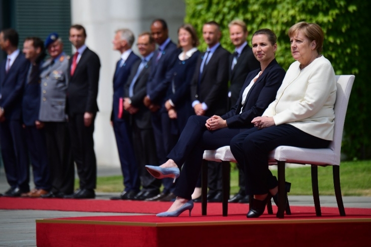Merkel’in Titremesine Sandalyeli Önlem