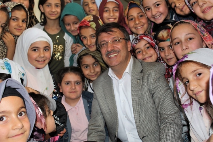 Başkan Türkmenoğlu, Kur’an Kursu Öğrencilerine Hediye Dağıttı