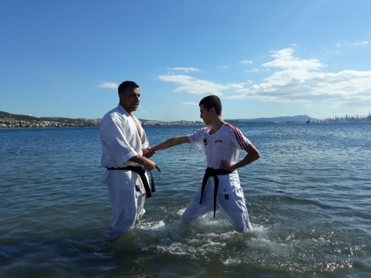 80 Karateci, Denizde Ve Plajda Antrenman Yaptı