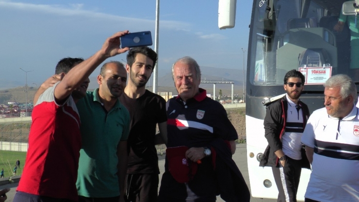Mustafa Denizli’nin Takımı Traktör Fc Erzurum’da Kampa Girdi