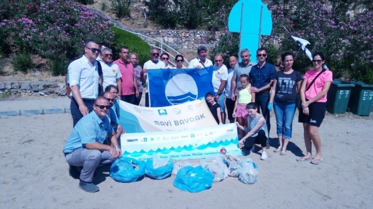 Burhaniye’de Mavi Bayraklı Ören Plajında Çevre Temizliği Yapıldı
