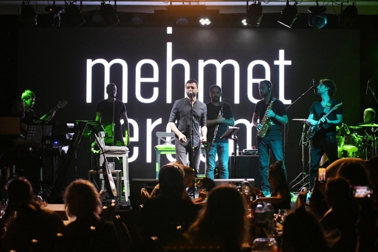 Mehmet Erdem Şarkılarını Tatilcilerle Beraber Seslendirdi