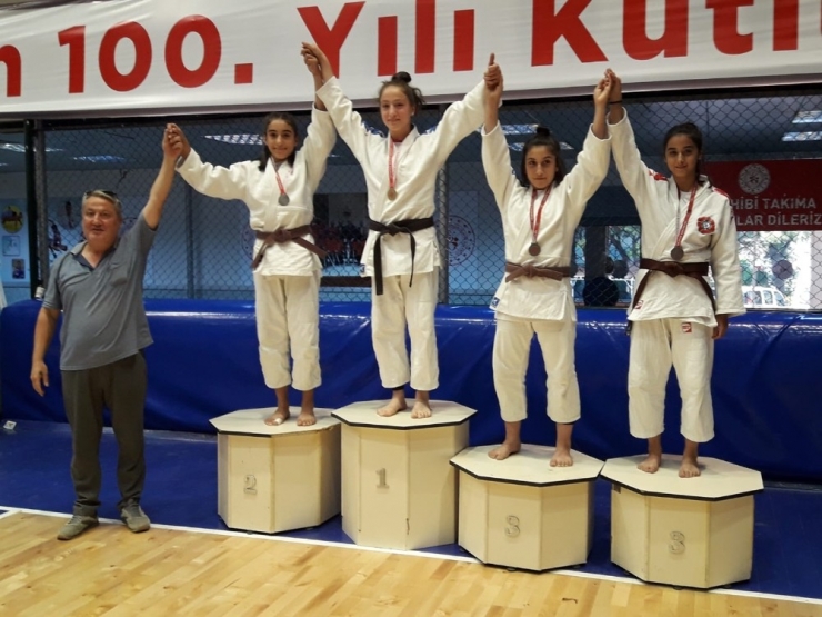 Yunusemreli Judocular 15 Temmuz İl Birinciliğinde Madalyaları Topladı