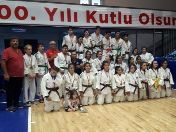 Yunusemreli Judocular 15 Temmuz İl Birinciliğinde Madalyaları Topladı