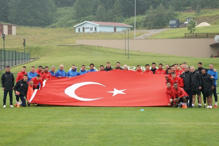 Futbolcular Dev Türk Bayrağı İle Poz Verdi
