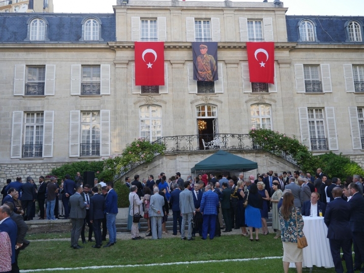 Paris Türkiye’nin Paris Büyükelçiliği’nde 15 Temmuz Anma Töreni