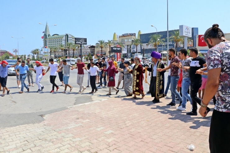 Turistler Otelden Çıkmayınca Esnaf, Kepenk Kapatıp Otellerin Önünde Göbek Attı, Halay Çekti