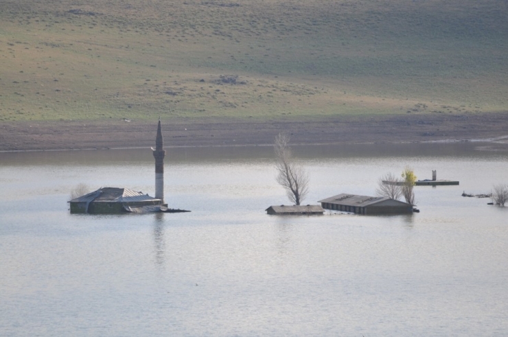 Baraj Gölü’nde Sular Çekilince Cami Ve Oku Ortaya Çıktı