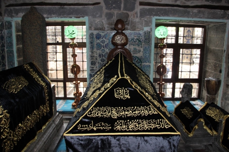 Hz. Süleyman Camii’ndeki Kutsal Sancak, Terör Olaylarından Dolayı Gaziantep’e Gönderilmiş