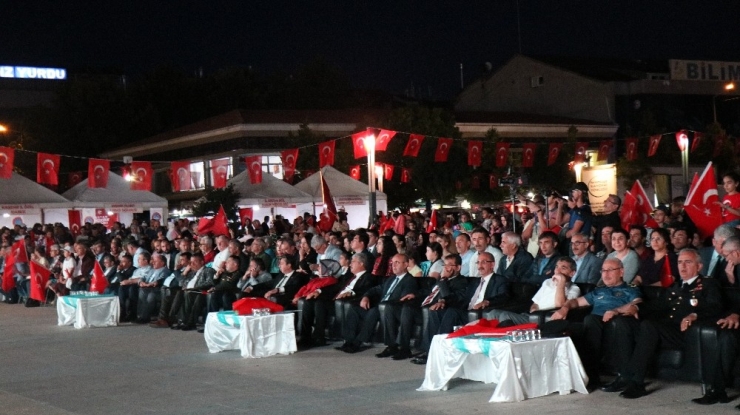 Kırşehir’de Halk Cacabey Meydanı’nda Darbecilere Karşı Yürüdü