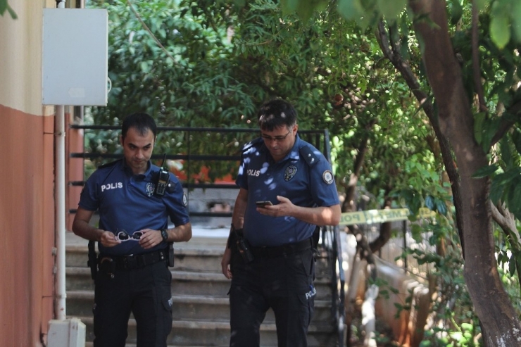 Balkon Altına Bırakılan Çantalar Polisi Alarma Geçirdi
