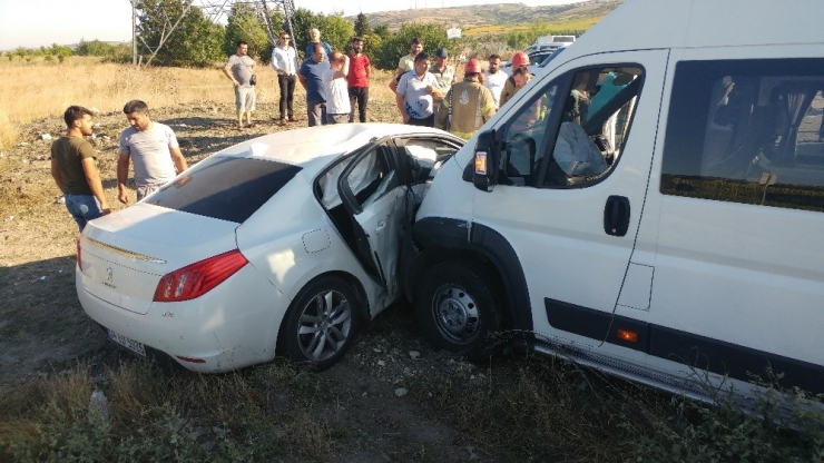 Arnavutköy’de Bir Servis Aracı İle Otomobil Çarpıştı: 5 Yaralı