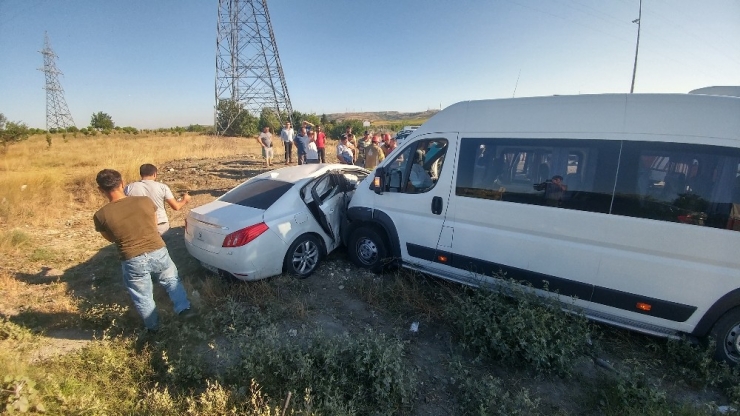 Arnavutköy’de Bir Servis Aracı İle Otomobil Çarpıştı: 5 Yaralı