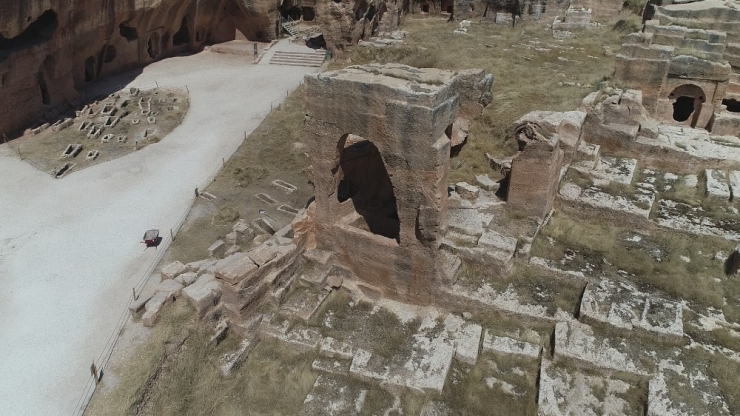 Dara Antik Kenti’nde Açık Galeri Mezarlar Görenleri Büyülüyor