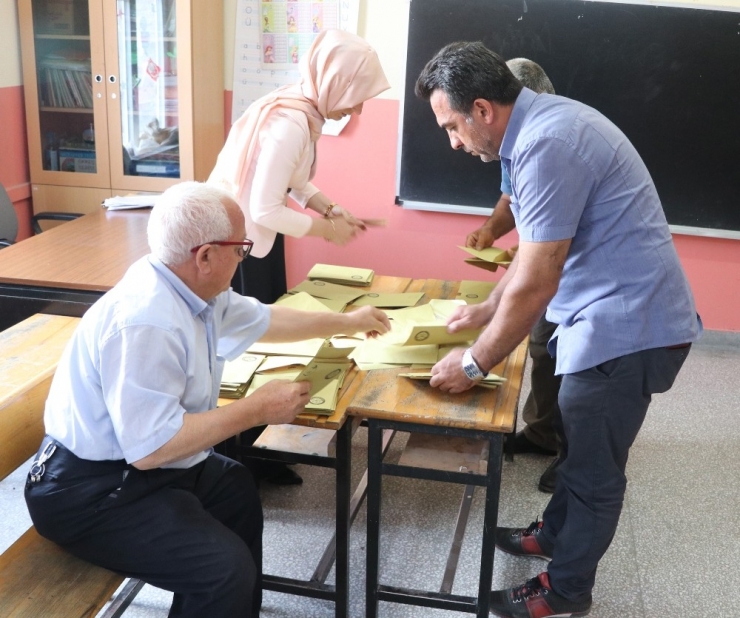 Aksaray’ın Demirci Beldesinde Seçimi Ak Partili Bozlak Kazandı